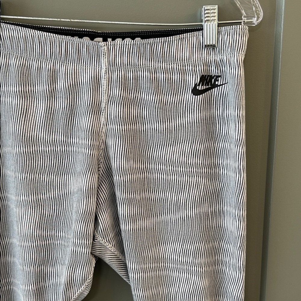 Nike Women’s Leggings - Black and White Stripes Size Large